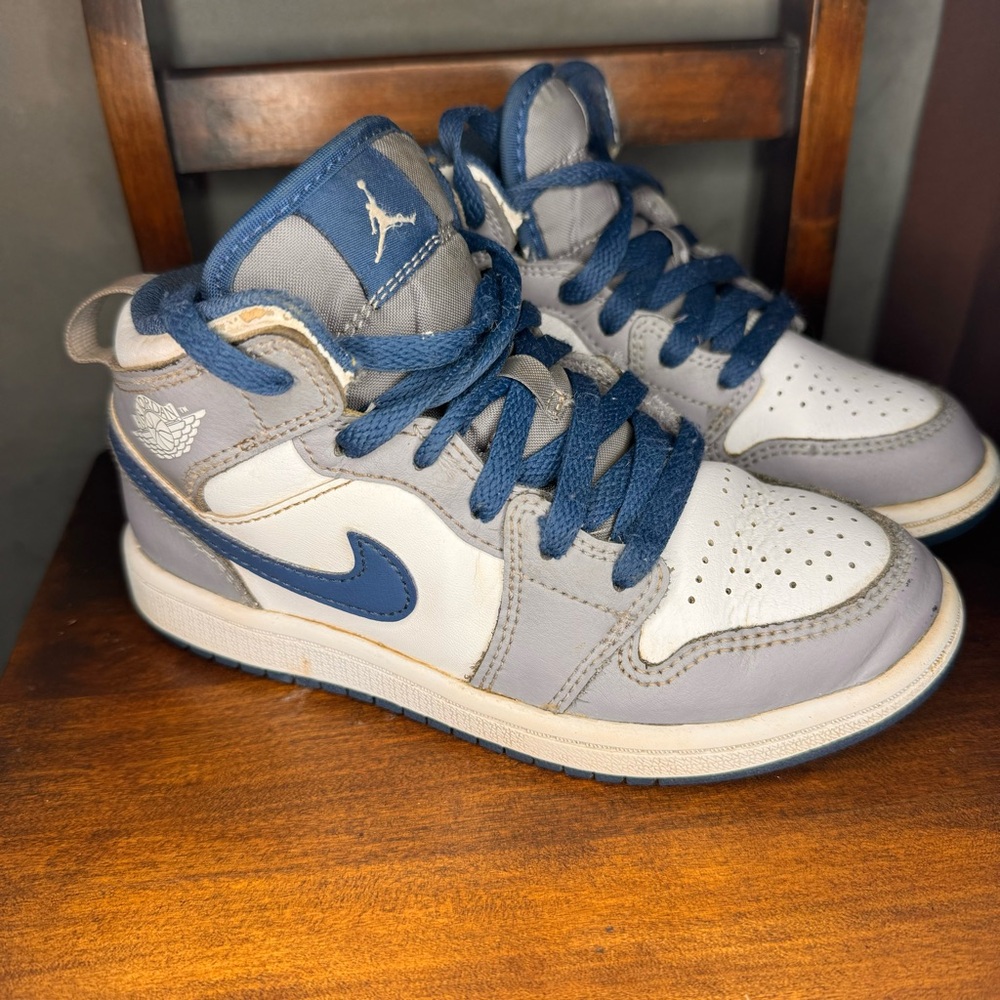 Nike Air Jordan 1 Mid SE Athletic Shoes/Sneakers – Kids Size 13C Blue And White